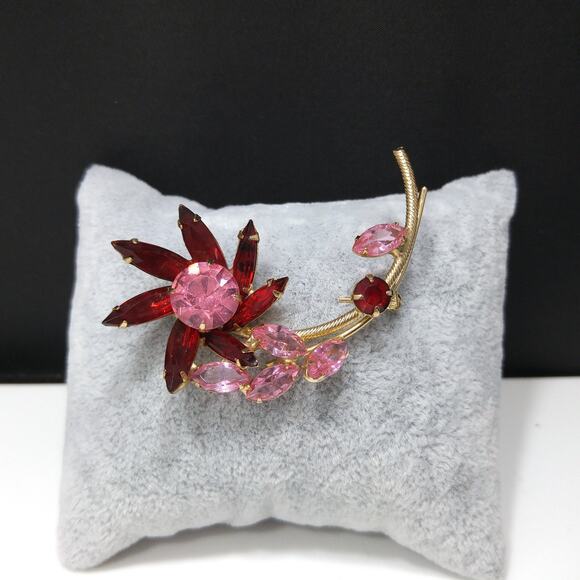 Vintage 1950s Pink Red Rhinestone Flower Brooch, Gold Plated - Picture 6 of 10